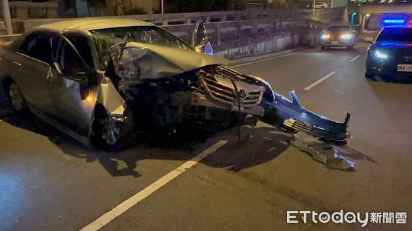 ▲▼苗栗市國華地下道自撞車禍。（圖／記者蔡文淵翻攝）