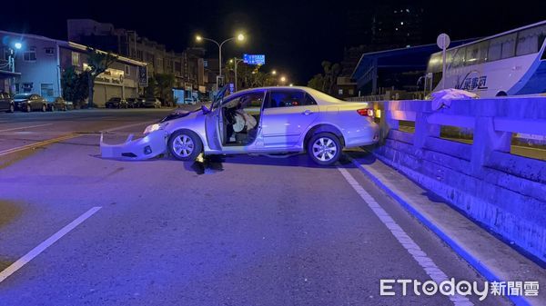 ▲▼苗栗市國華地下道自撞車禍。（圖／記者蔡文淵翻攝）