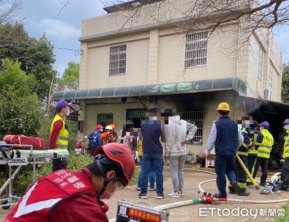 ▲警消救出3人，屋主卻被燒成焦屍。（圖／桃園市政府消防局提供）