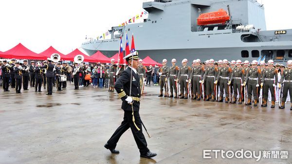 ▲海軍敦睦支隊航訓抵基隆 謝國樑向海軍官兵致敬。（圖／記者郭世賢翻攝）