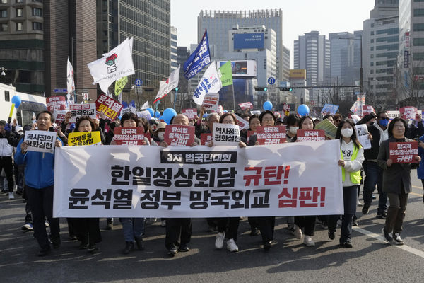 ▲▼首爾市廳聚集3000名民眾，手持標語反對尹錫悅的「屈辱朝貢外交」。（圖／達志影像／美聯社）