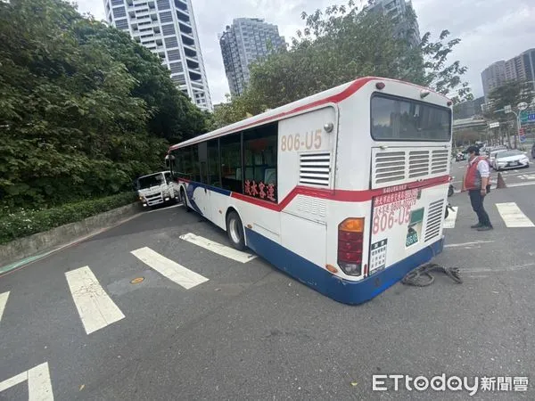 ▲▼淡水客運公車卡在上坡路             。（圖／記者陳以昇翻攝）