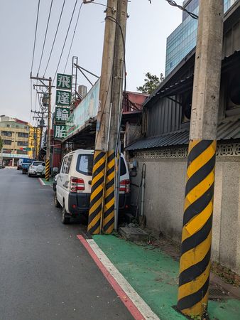 ▲▼李明賢接獲投訴，南京東路6段368巷的標線型人行道上有好幾個電線桿，痛批行人地獄真實版。（圖／台北市議員李明賢提供）