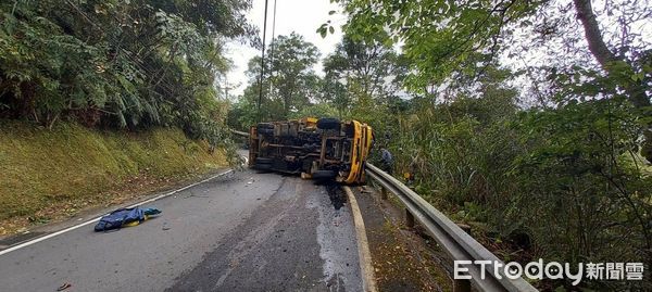 ▲▼大貨車在106乙線下坡翻車             。（圖／記者陳以昇翻攝）