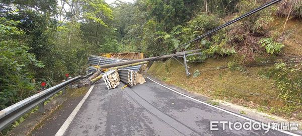 ▲▼大貨車在106乙線下坡翻車             。（圖／記者陳以昇翻攝）