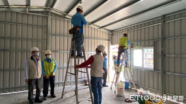 ▲台南市電氣業職業工會，前往學甲區進行修繕服務，為70歲黃姓獨居長者，進行電線配置、衛浴水管、化糞池埋設施工，建置完善衛浴空間及舒適生活環境。（圖／記者林悅翻攝，下同）