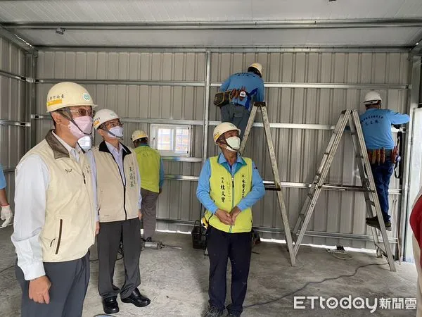 ▲台南市電氣業職業工會，前往學甲區進行修繕服務，為70歲黃姓獨居長者，進行電線配置、衛浴水管、化糞池埋設施工，建置完善衛浴空間及舒適生活環境。（圖／記者林悅翻攝，下同）