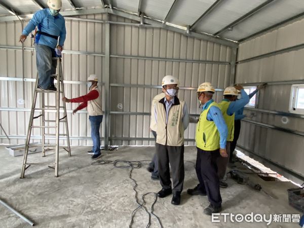 ▲台南市電氣業職業工會，前往學甲區進行修繕服務，為70歲黃姓獨居長者，進行電線配置、衛浴水管、化糞池埋設施工，建置完善衛浴空間及舒適生活環境。（圖／記者林悅翻攝，下同）