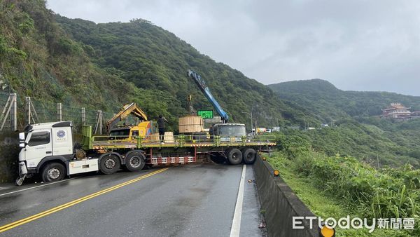 ▲▼瑞芳台2線大貨車自撞山壁。（圖／記者郭世賢翻攝）