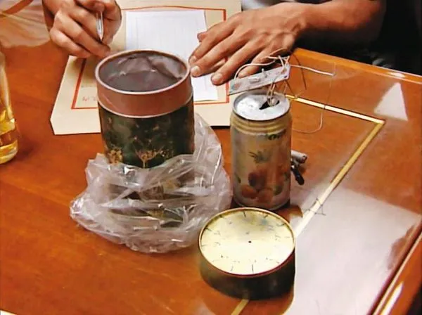 歹徒將「水銀抗動裝置炸彈」放置茶葉罐裡，警方2天內發現4顆。（東森新聞提供）