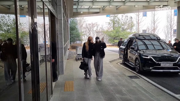 ▲▼BLACKPINK回到韓國！Rosé、Lisa合體比愛心　Jennie終於打招呼了。（圖／翻攝自BEHIND YouTube）