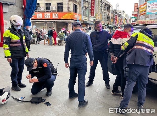 ▲竊盜通緝犯蔡男棄車逃跑,遭警方圍捕壓制。（圖／龍潭警分局提供）