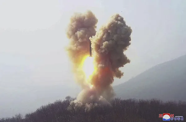 ▲▼北韓19日上午從東倉里試射短程戰略導彈KN-23，官媒聲稱是針對南韓的核武模擬打擊訓練。（圖／達志影像／美聯社）