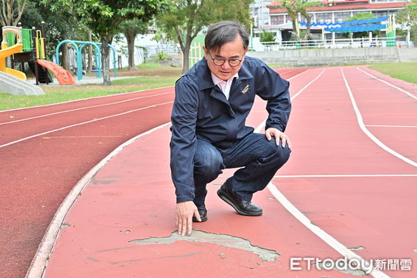 ▲劉櫂豪會勘岩灣國小運動操場及籃球場。（圖／記者楊漢聲翻攝）