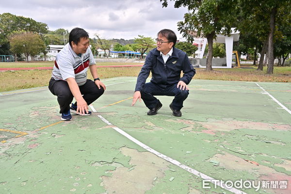 ▲劉櫂豪會勘岩灣國小運動操場及籃球場。（圖／記者楊漢聲翻攝）