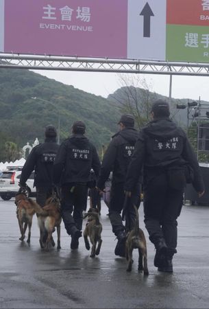 新北市警犬隊支援萬金石馬拉松維安。（圖／新北市政府警察局警犬隊）