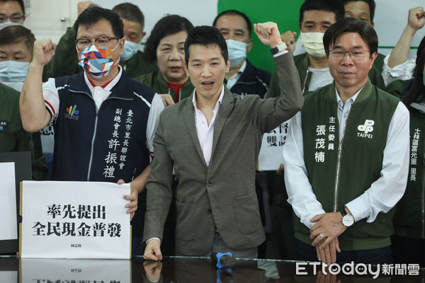 ▲民進黨立委何志偉於台北市黨部登記參選。（圖／記者林敬旻攝）