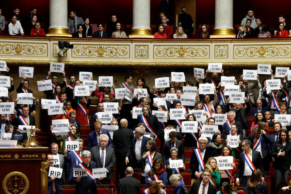 ▲▼法國退休制度改革法案通過，群眾憤怒抗議。（圖／路透）