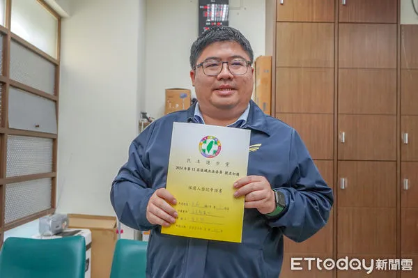 ▲▼  立委蔡易餘與擬參選人陳冠廷共同黨內登記  。（圖／記者翁伊森翻攝）