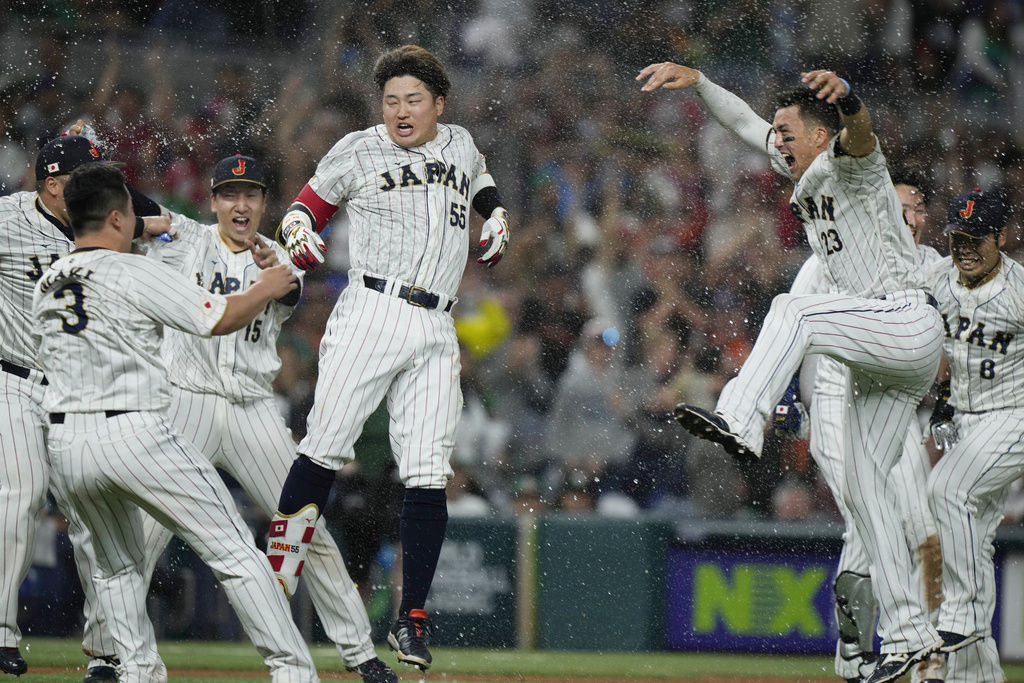 「村神」回來啦！3K敲再見安當英雄　被潑水笑：有點冷！ | ETtoday運動雲 | ETtoday新聞雲