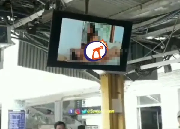 ▲▼印度月台突然播放色情片。（圖／翻攝自推特）