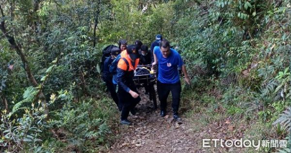 ▲警義消輪流抬傷者下山            。（圖／記者陳崑福翻攝，下同）