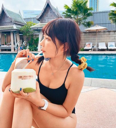 同時間，愛莉莎莎也po出在泳池附近喝同款椰子汁的類似照片，但2人當時並未引起外界懷疑。（翻攝自愛莉莎莎IG）