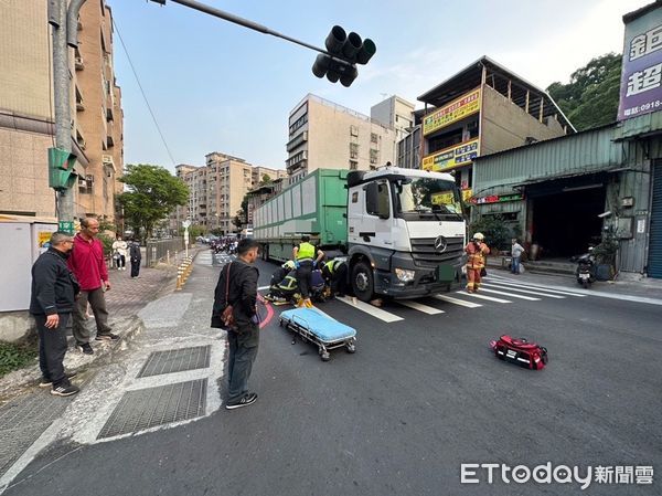 ▲▼蘆洲老婦人不走人行道卻穿梭車陣，不慎被起步的大貨車撞倒             。（圖／記者陳以昇翻攝）