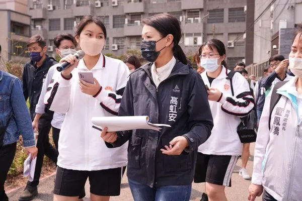 ▲山高中競賽代表學生向高虹安市長說明公民行動方案。（圖／新竹市政府提供）