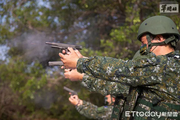 ▲▼教召,軍人,開槍,射擊,手槍,國軍,陸軍,行軍,班用機槍,45手槍,81迫擊砲。（圖／軍聞社提供）