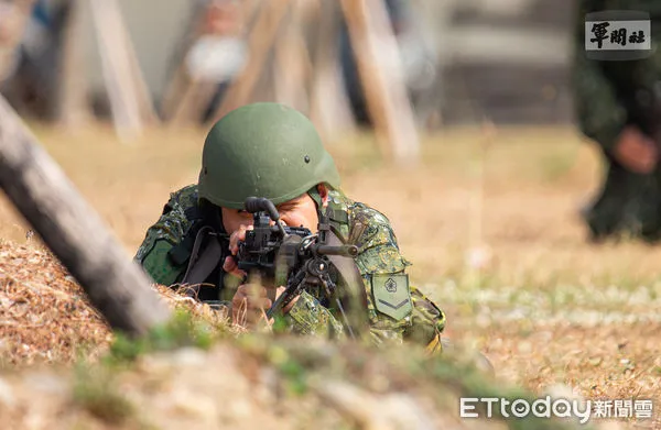 ▲▼教召,軍人,開槍,射擊,手槍,國軍,陸軍,行軍,班用機槍,45手槍,81迫擊砲。（圖／軍聞社提供）