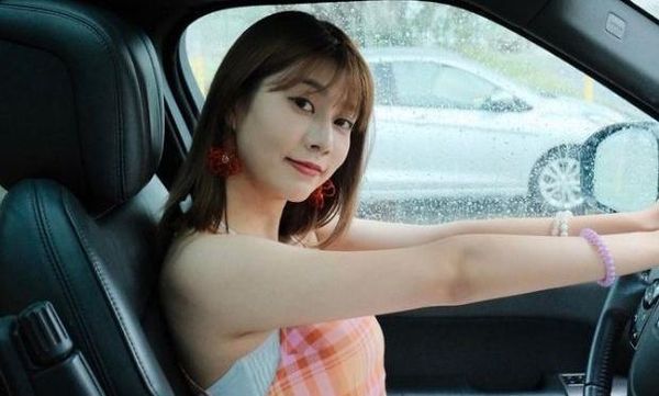日籍網紅阿部瑪利亞，近日開心宣布拿到汽車駕照的好消息。（翻攝自阿部瑪利亞Instagram）