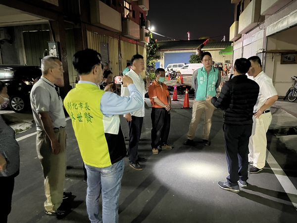 ▲彰化市平和八街天坑混凝土補不平持續下陷中。（圖／記者唐詠絮翻攝）