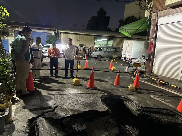 ▲彰化市平和八街天坑混凝土補不平持續下陷中。（圖／記者唐詠絮翻攝）