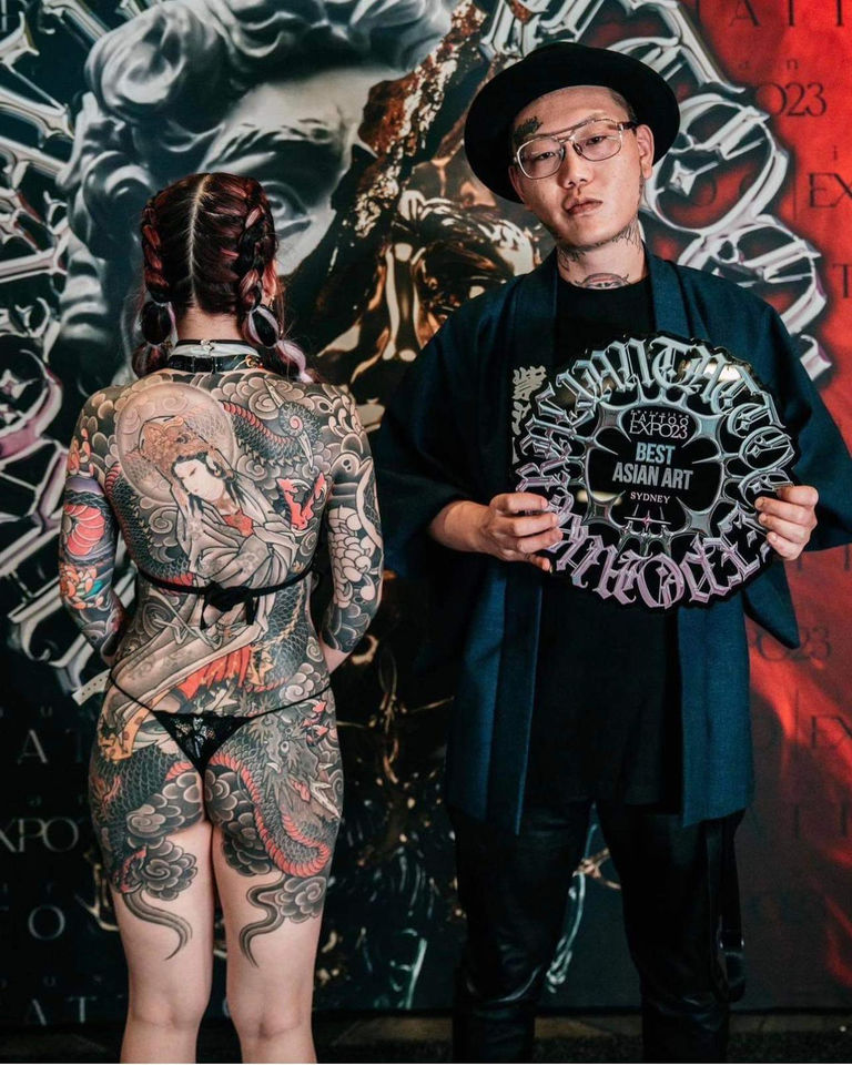 ▲▼嘻哈歌手彫柏榮獲澳洲最大的刺青展第一名「Best asian art」。（圖／混血兒娛樂提供）