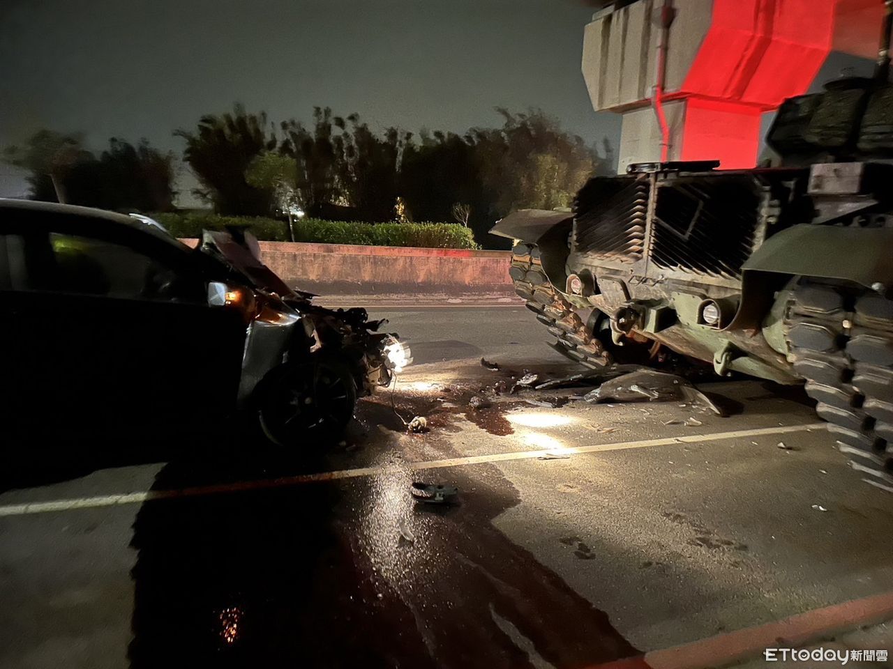 快訊／國軍CM11戰車被撞了！轎車「車頭全毀」畫面曝光 | ETtoday社會新聞 | ETtoday新聞雲