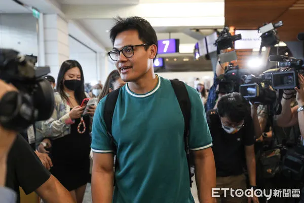 ▲張育成赴美，球迷夾道送機。（圖／記者林敬旻攝）