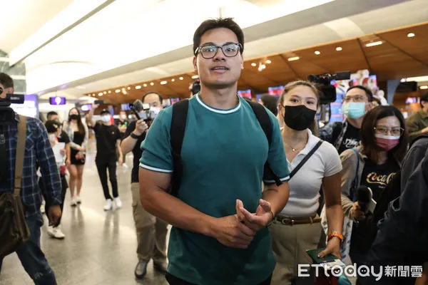 ▲張育成赴美，球迷夾道送機。（圖／記者林敬旻攝）