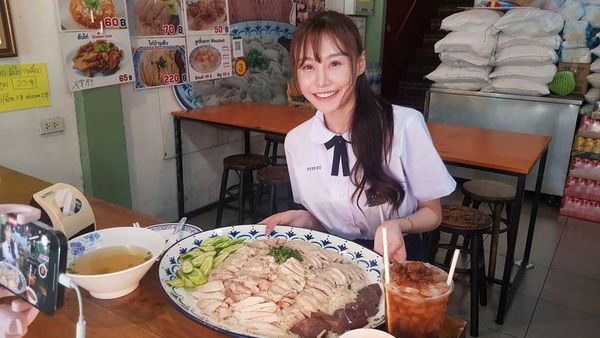 台灣之光！正妹大胃王紅到泰國，1小時吃掉3公斤巨無霸雞肉飯。（翻自臉書）