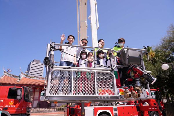 ▲新竹市長高虹安與幼童們體驗雲梯車升空。（圖／新竹市政府提供）