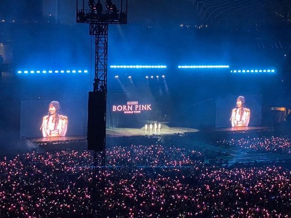 韓國女子團體BLACKPINK上週末在高雄開唱，吸引9萬人朝聖。（讀者提供）