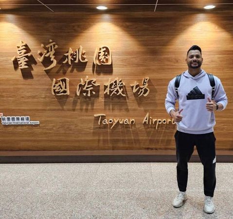 ▲樂天桃猿古巴投手雷法（Elián Leyva)抵達台灣            。（圖／樂天桃猿提供）
