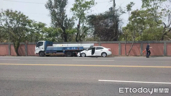 ▲▼白色自小客車偏離車道撞上一輛停放路旁的貨車車尾，貨車上載運的金屬管插入車內，自小客車駕駛頭部、胸部受創，傷重救治中。（圖／記者蔡文淵翻攝）