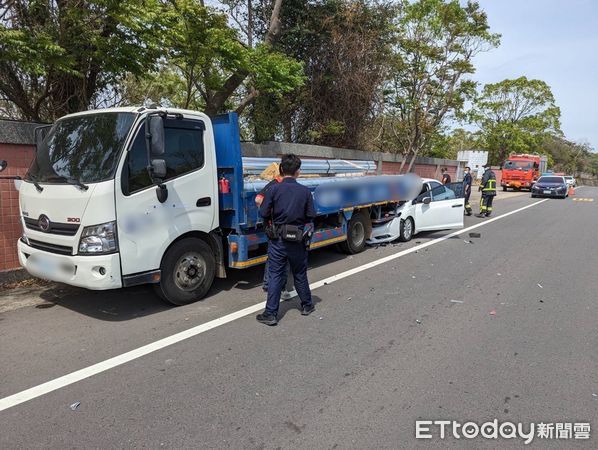 ▲▼白色自小客車偏離車道撞上一輛停放路旁的貨車車尾，貨車上載運的金屬管插入車內，自小客車駕駛頭部、胸部受創，傷重救治中。（圖／記者蔡文淵翻攝）