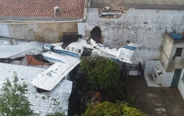 小飛機突然墜落撞民宅「屋內2人在家」　造成2兄弟死亡4人重傷。（圖／翻攝自Facebook）