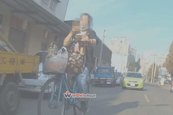 ▲台南一名女子騎腳踏車，一手拿飲料，一手滑手機，還闖紅燈，結果被遭橫向機車撞倒。（圖／翻攝自YouTube頻道「WoWtchout - 地圖型行車影像分享平台」）
