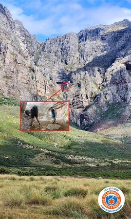 狒狒砸石頭。（圖／翻攝自Wilderness Search And Rescue WSAR Western Cape）