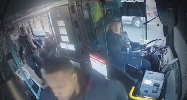 「拜託快開車門」 　公車怪男狂砍33刀！男全身血向司機求救慘死。（圖／翻攝自Twitter）
