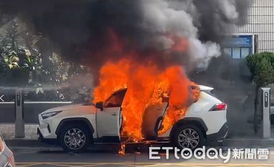 車主派出所洽公自小客突起火...烈焰沖天狂冒黑煙　警員衝出滅火