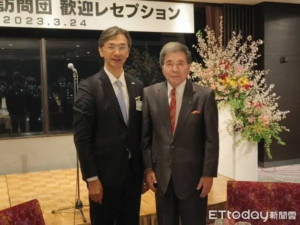 ▲熊本縣長蒲島郁夫(右)親自到場向IEAT理事長黃教漳(左)致賀。（圖／記者張佩芬攝）